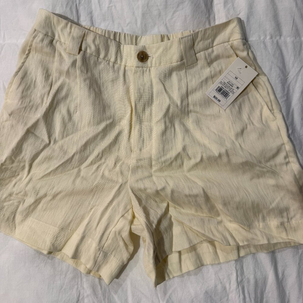 Target white/off white shorts NWT size 10